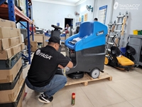 Kỹ thuật Fasa Italia kiểm tra máy chà sàn Fasa A12 trước khi xuất hàng